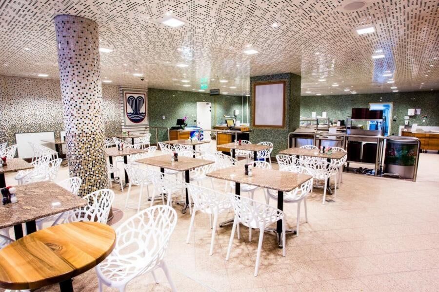 Stolovi restorana Vivae s mozaičnim stupom