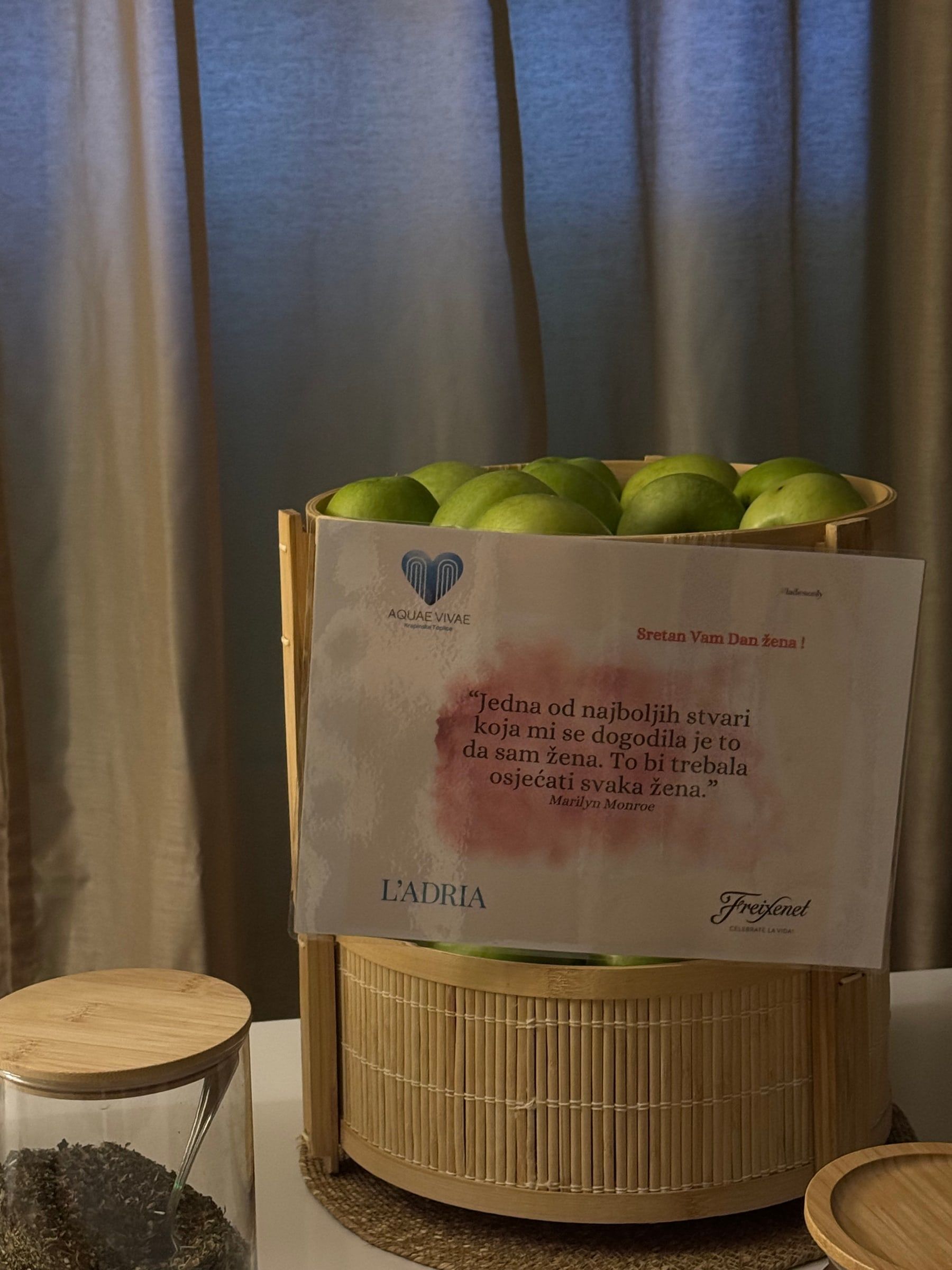 Košara jabuka s porukom dobrodošlice za gošće programa