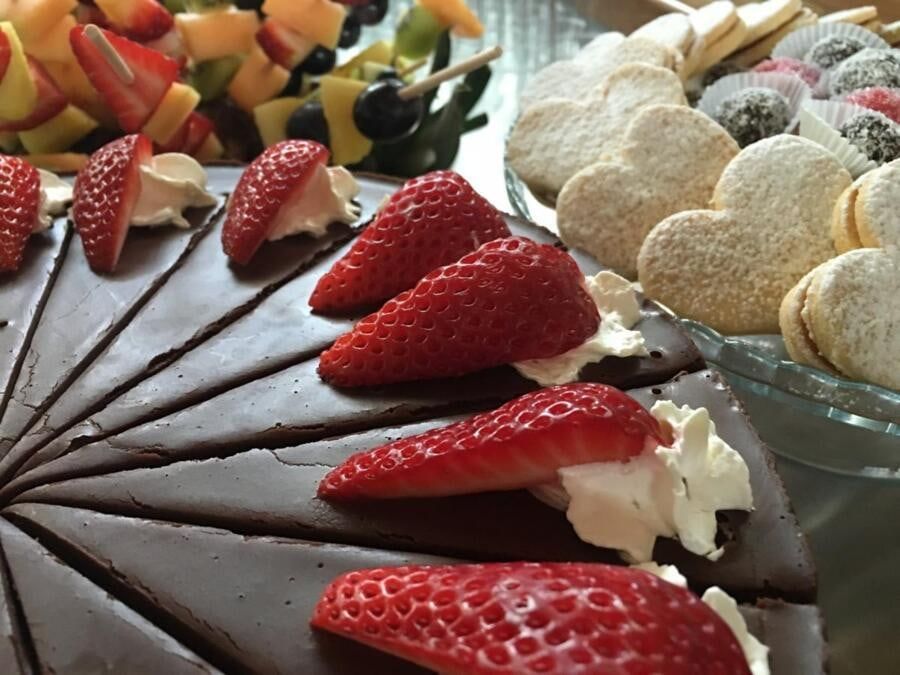 Čokoladna torta s jagodama i kolači u obliku srca