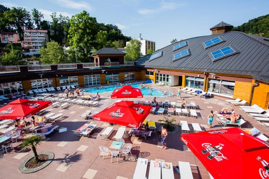 Terasa s ležaljkama i suncobranima iz zraka