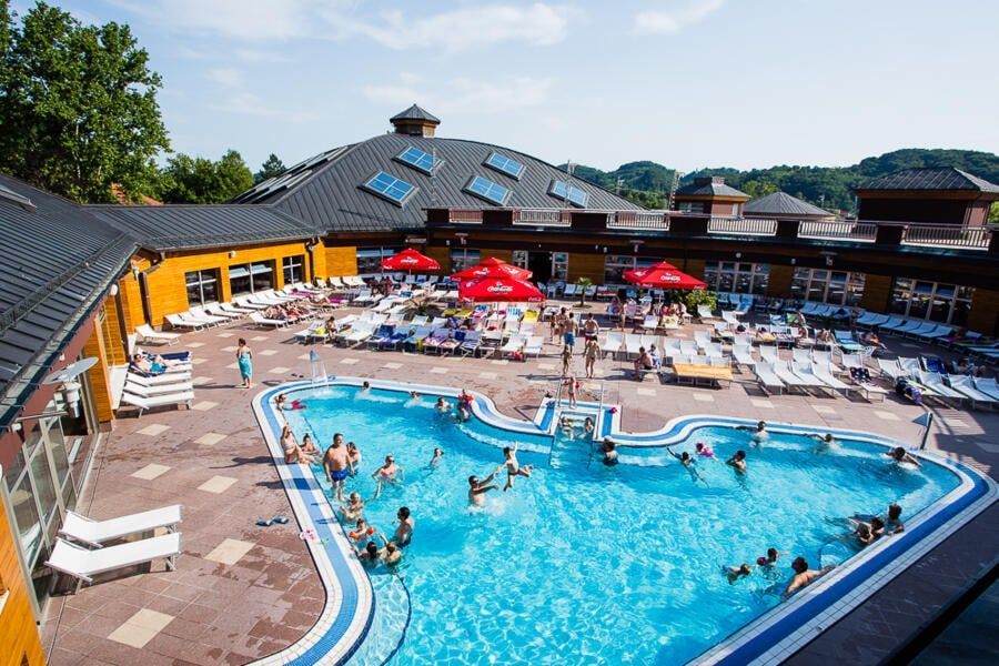 Vodeni park iz zraka, s vanjskim bazenom i terasom
